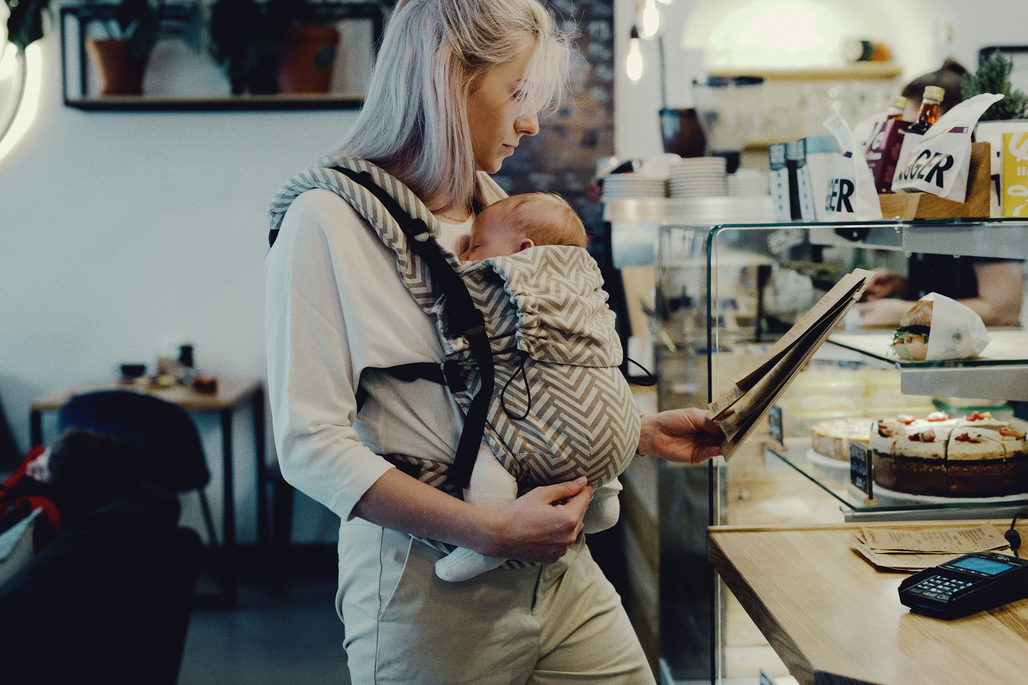 Ihr Baby mit Blick nach vorne tragen – Ist das die beste Wahl?