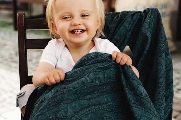 Problemy z noszeniem w chuście – najczęstsze błędy i szybkie rozwiązania