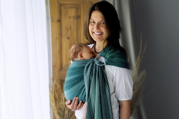 Chusta kółkowa – jak używać, dociągać i nosić? Poradnik i FAQ dla rodziców