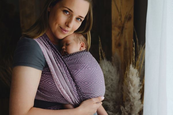 Noszenie dziecka przodem do świata w chuście – dlaczego nie warto?