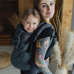 Marsupiu Preschooler Slate Moonstone – gri și negru, ergonomic pentru copii de 2–6 ani
