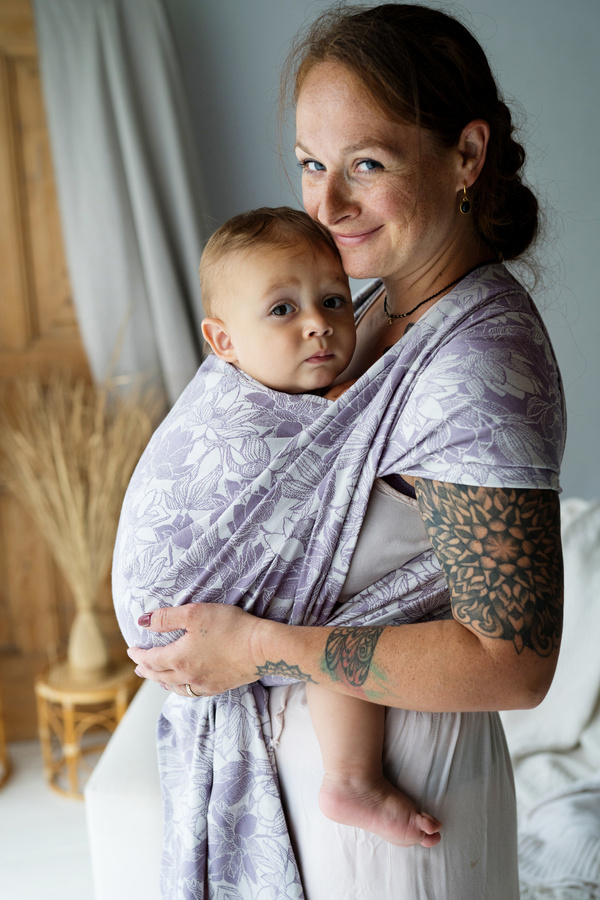 Eșarfă port-bebe țesută Lotus Bloom mărimea 6 – model jacquard cu flori de lotus, în violet deschis și ecru