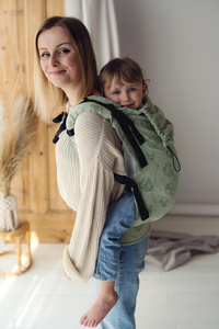 Grüne Kindertrage Preschooler Flow Lightness mit Leinen – Löwenzahn