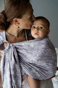 Sling cu inele Lotus Bloom mărimea M – model jacquard cu flori de lotus, în nuanțe de violet deschis și ecru