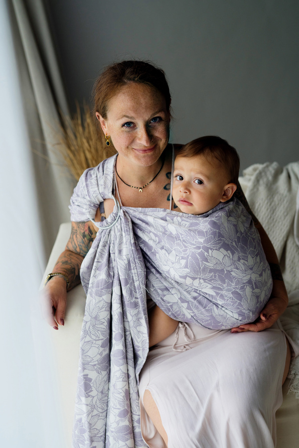 Sling cu inele Lotus Bloom mărimea M – model jacquard cu flori de lotus, în nuanțe de violet deschis și ecru