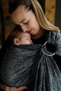 Sling cu inele Linen Night Wildness mărimea M (2m) – cu in, jacquard, negru și ecru