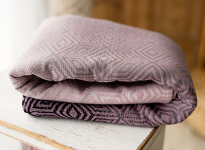 Eșarfă port-bebe țesută Roselily Cube mărimea 7 – roz, gri și alb, cu model jacquard