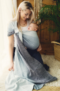 Sling cu inele TENCEL™ Rocky Cube mărimea L – gri și negru, cu model geometric