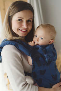 Niebieskie nosidełko ergonomiczne Prime Infinity Love – czarne serca