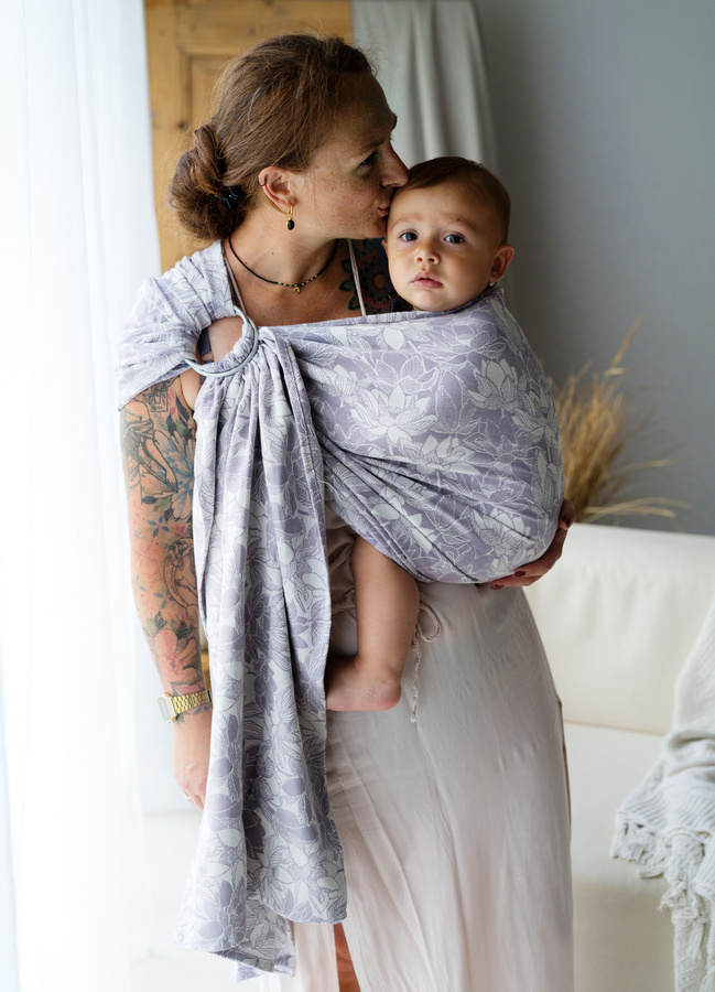 Sling cu inele Lotus Bloom mărimea M – model jacquard cu flori de lotus, în nuanțe de violet deschis și ecru