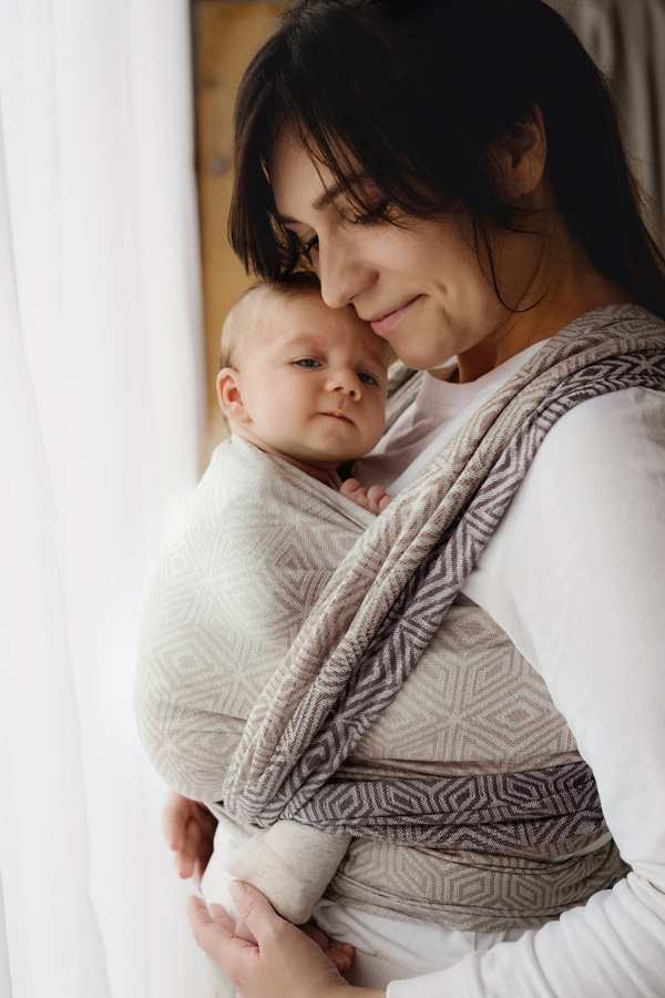 Eșarfă port-bebe țesută TENCEL™ Calm Cube mărimea 7 – ecru, bej și maro