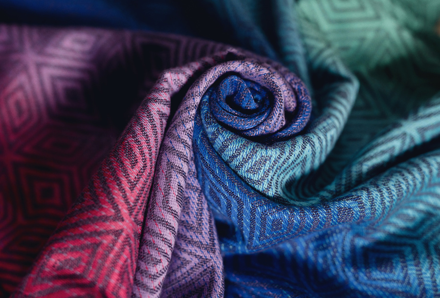 Buntes Tragetuch TENCEL™ Aurora Cube – bequemes Tragen von Babys ab den ersten Tagen (Größe 6)