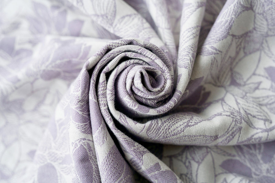 Sling cu inele Lotus Bloom mărimea M – model jacquard cu flori de lotus, în nuanțe de violet deschis și ecru