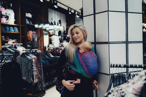 Buntes Tragetuch TENCEL™ Aurora Cube – bequemes Tragen von Babys ab den ersten Tagen (Größe 6)