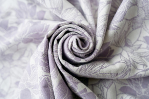 Sling cu inele Lotus Bloom mărimea M – model jacquard cu flori de lotus, în nuanțe de violet deschis și ecru