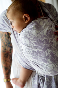 Eșarfă port-bebe țesută Lotus Bloom mărimea 5 – model jacquard cu flori de lotus, în violet deschis și ecru
