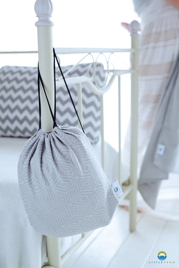 Sack mit Kordelzug auf einem Tragetuch - Grey Cube