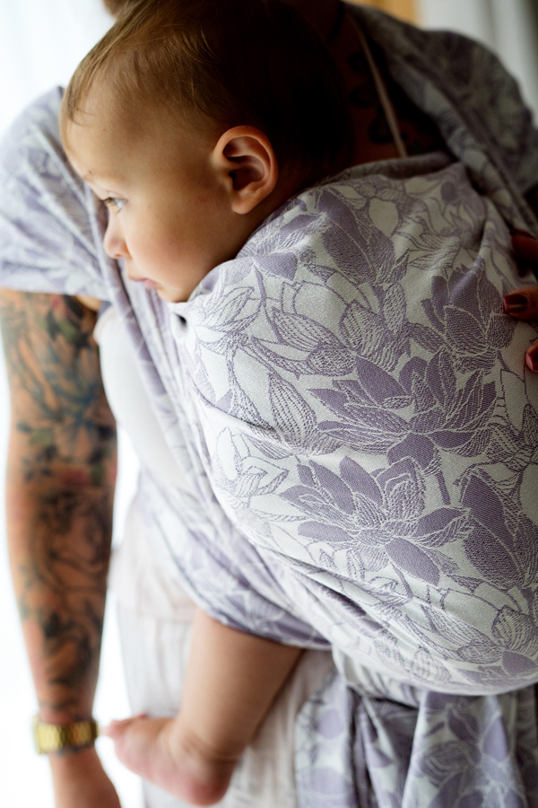 Eșarfă port-bebe țesută Lotus Bloom mărimea 4 – model jacquard cu flori de lotus, în violet deschis și ecru