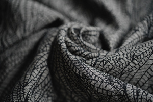 Eșarfă port-bebe țesută Linen Night Wildness mărimea 4 – cu in, jacquard, negru și ecru