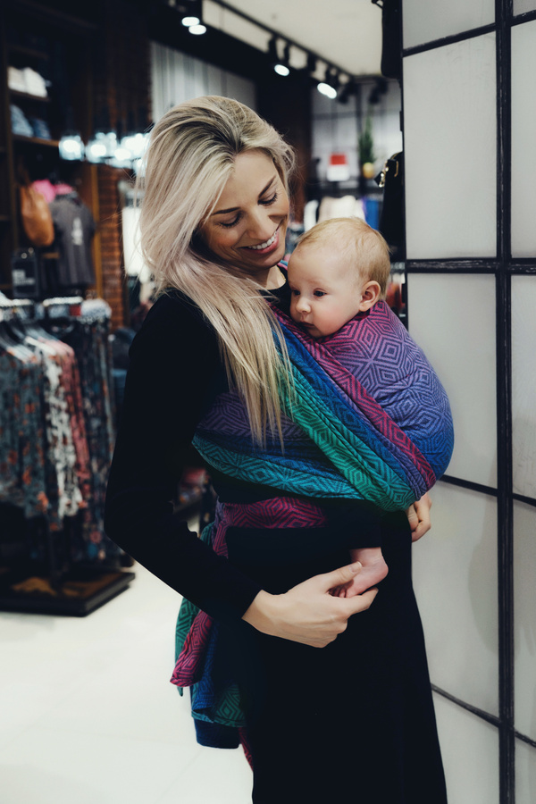 Buntes Tragetuch TENCEL™ Aurora Cube – bequemes Tragen von Babys ab den ersten Tagen (Größe 6)