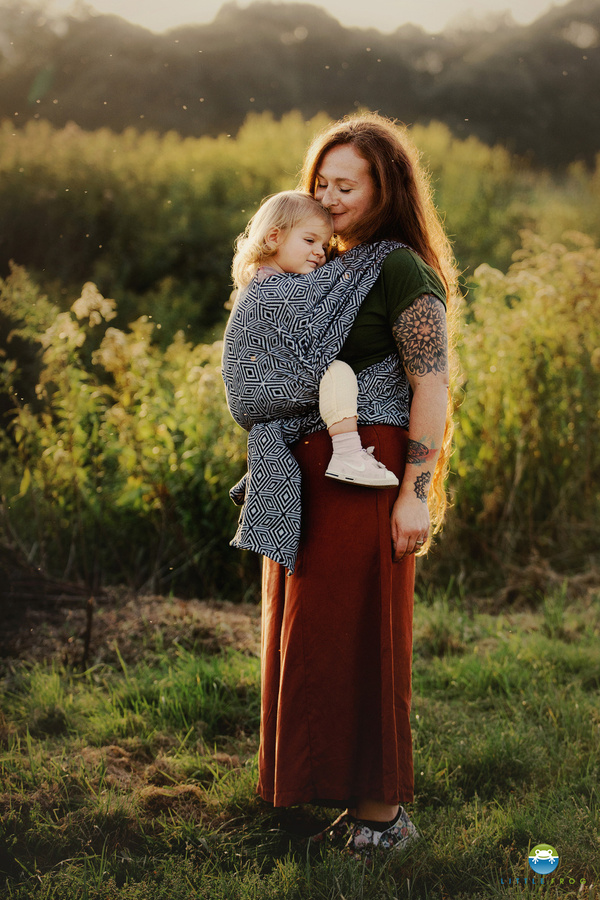 Chusta do noszenia dziecka Inky Cube 4,2 m – czarno-biała, klasyczna chusta od urodzenia
