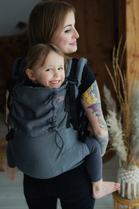 Marsupiu Preschooler Slate Moonstone – gri și negru, ergonomic pentru copii de 2–6 ani