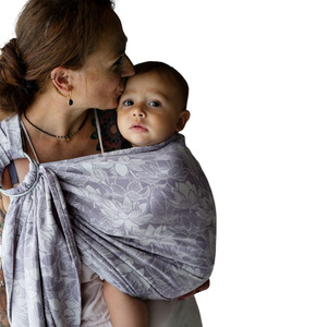 Sling cu inele Lotus Bloom mărimea M – model jacquard cu flori de lotus, în nuanțe de violet deschis și ecru