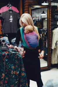Eșarfă port-bebe țesută TENCEL™ Aurora Cube mărimea 4 – multicoloră, cu model geometric