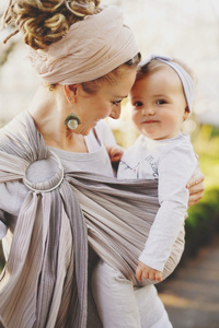Bamboo Quartz M – a beige ring sling for carrying newborns and infants