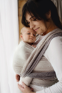 Eșarfă port-bebe țesută TENCEL™ Calm Cube mărimea 7 – ecru, bej și maro