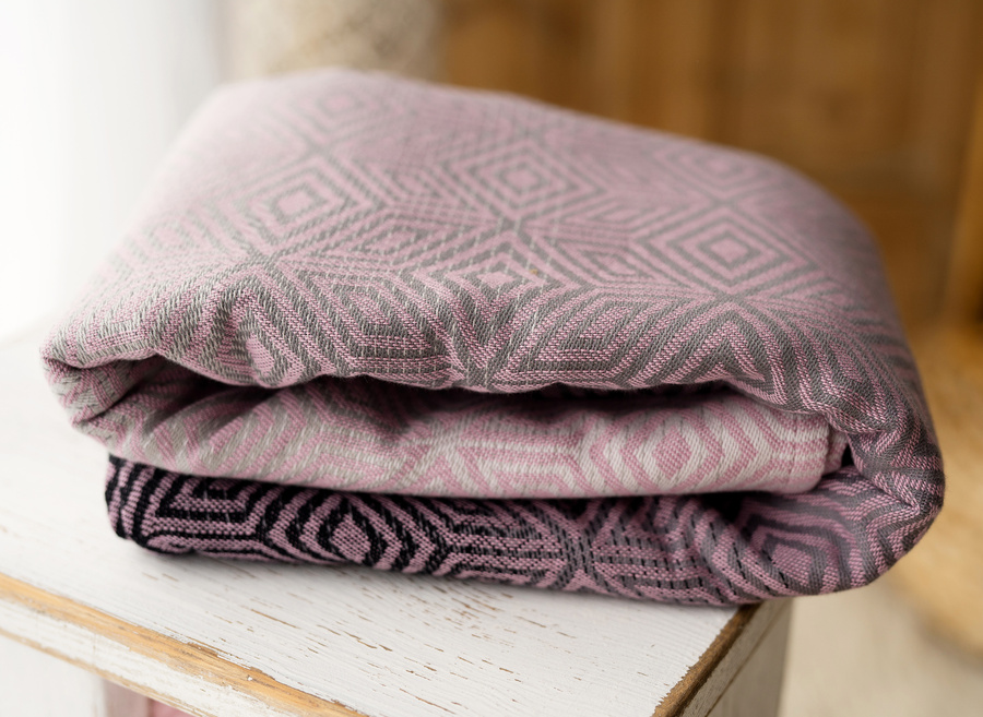 Eșarfă port-bebe țesută Roselily Cube mărimea 7 – roz, gri și alb, cu model jacquard