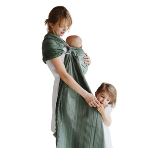 Bamboo Verdelite M – grüner Ring Sling, sanft zur Haut des Neugeborenen