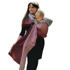 Sling cu inele Ruby Cube mărimea M – negru, roșu și grafit, cu model jacquard