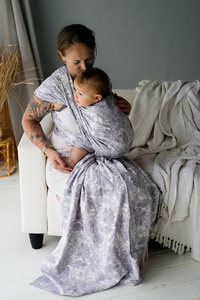 Eșarfă port-bebe țesută Lotus Bloom mărimea 5 – model jacquard cu flori de lotus, în violet deschis și ecru