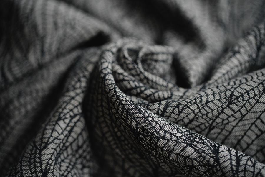 Sling cu inele Linen Night Wildness mărimea M (2m) – cu in, jacquard, negru și ecru