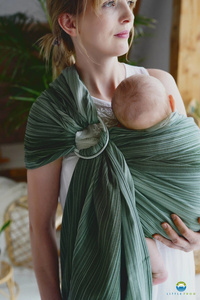 Bamboo Verdelite M – a green ring sling gentle on a newborn’s skin