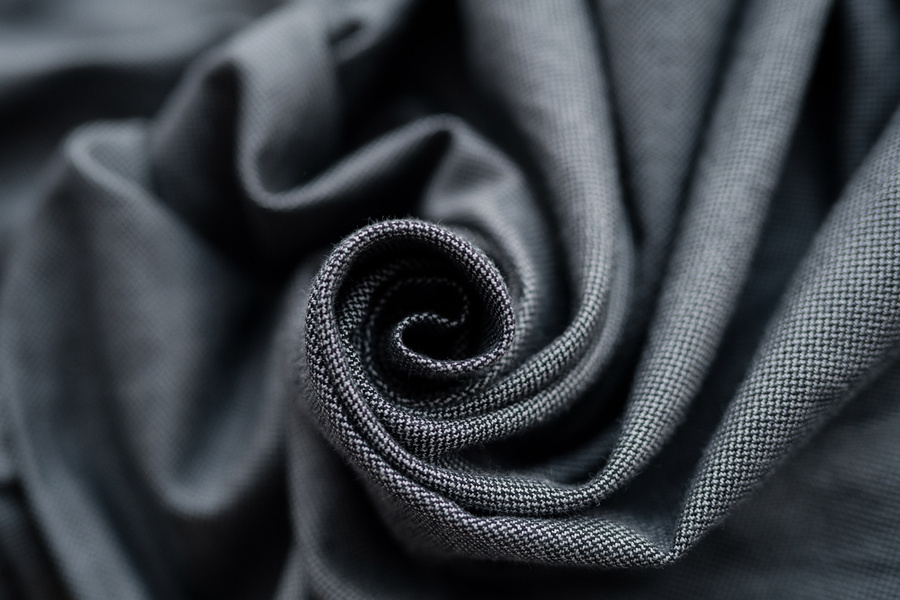 Sling cu inele Slate Moonstone mărimea M – negru și ecru, minimalist, pentru purtarea copilului