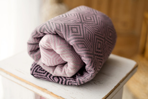 Eșarfă port-bebe țesută Roselily Cube mărimea 7 – roz, gri și alb, cu model jacquard