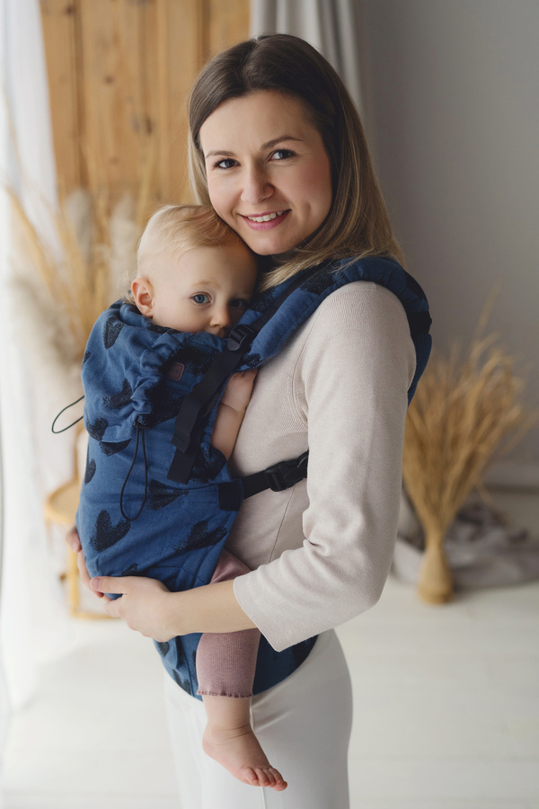 Marsupio ergonomico blu Prime Infinity Love – cuori neri