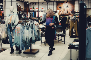 Eșarfă port-bebe țesută TENCEL™ Aurora Cube mărimea 4 – multicoloră, cu model geometric
