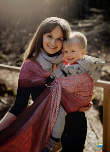 Sling cu inele Ruby Cube mărimea S – negru, roșu și grafit, cu model jacquard