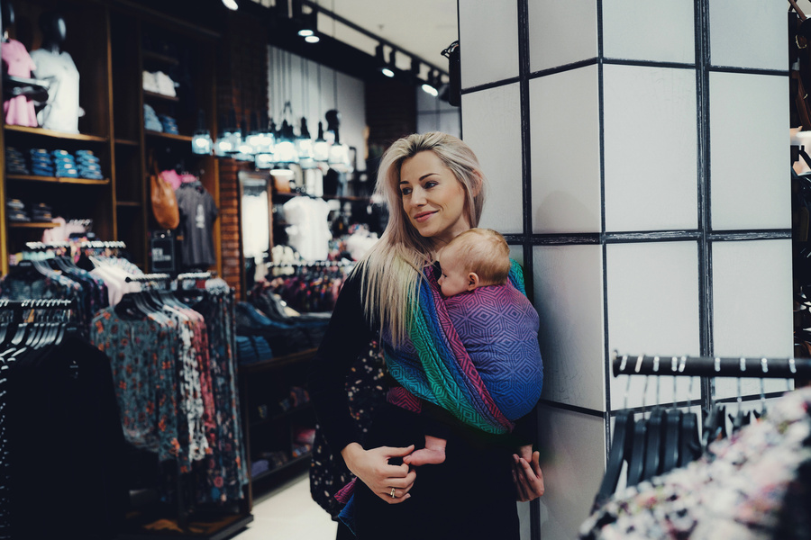 Buntes Tragetuch TENCEL™ Aurora Cube – bequemes Tragen von Babys ab den ersten Tagen (Größe 6)