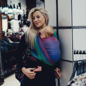 Eșarfă port-bebe țesută TENCEL™ Aurora Cube mărimea 4 – multicoloră, cu model geometric