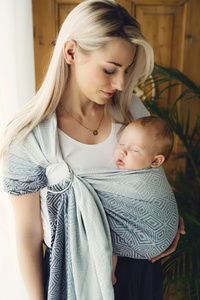 Sling cu inele TENCEL™ Rocky Cube mărimea M – gri și negru, cu model geometric