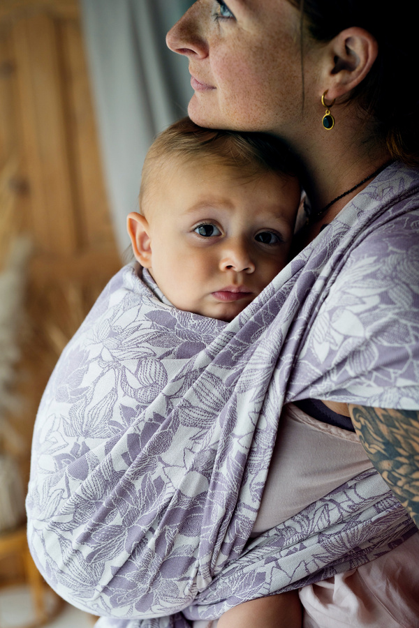 Eșarfă port-bebe țesută Lotus Bloom mărimea 5 – model jacquard cu flori de lotus, în violet deschis și ecru