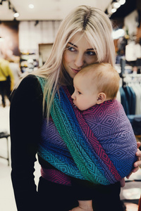 Eșarfă port-bebe țesută TENCEL™ Aurora Cube mărimea 4 – multicoloră, cu model geometric